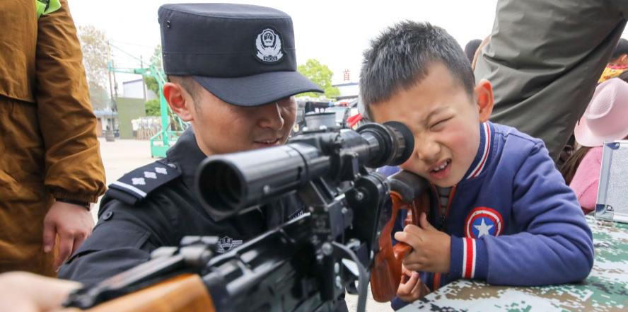 警营来了小萌娃 体验特警零距离