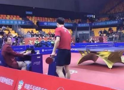 国乒世界冠军怒踢箱子 运动员释放压力也得注意方式方法