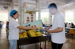 淮安中学举行“光盘送水果”活动